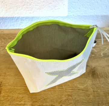 wasserdichte Airtexkosmetiktasche in hellgrau mit grauen X